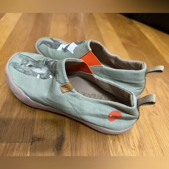 Women’s UIN Slip on sneakers loafers Bear Hug size 7 sage green EUC - Picture 4 of 7